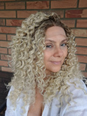 Peruka Lace Front "Carli" fryzura afroloki blond, włosy długie, ręcznie tkana linia czoła i przedziałka, syntetyczna-termiczna