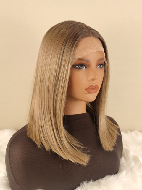 Peruka "Nicola" Lace Front, kolor blond ombre, fryzura Bob, włosy proste półdługie do ramion, damska syntetyczna-termiczna