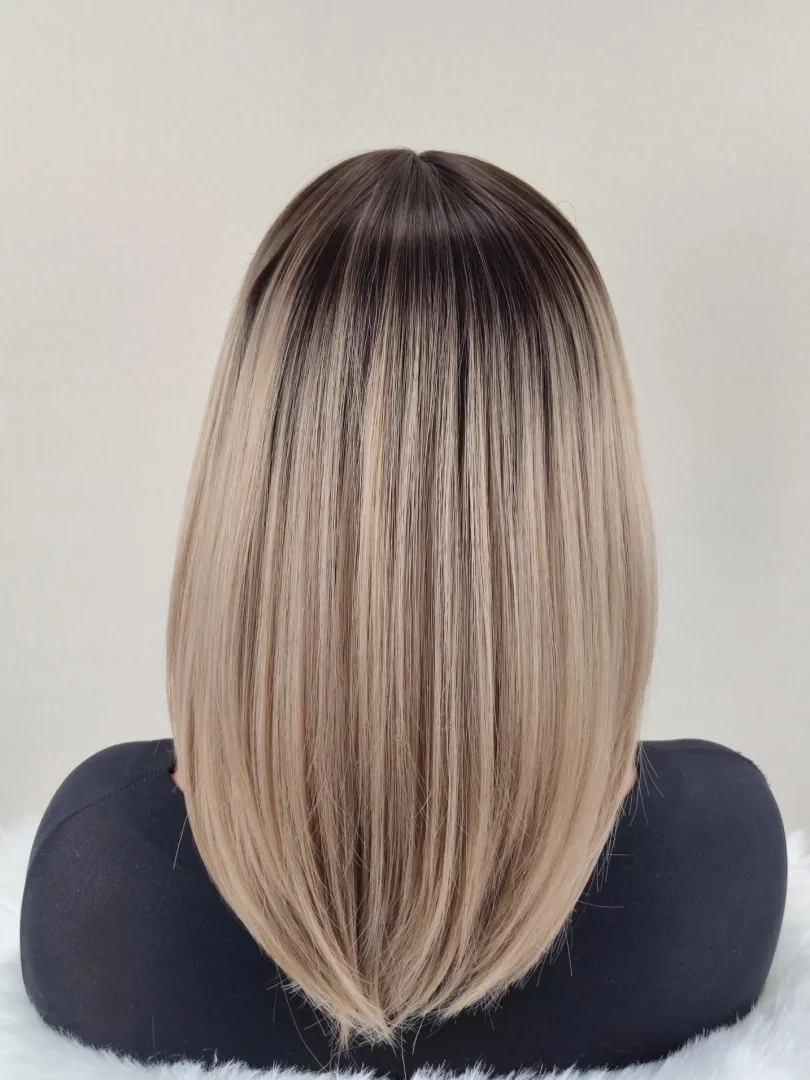 Peruka "Joanna" kolor ciepły blond ombre z odrostami, fryzura włosy półdługie proste grzywką, damska syntetyczna - termiczna - obrazek 4