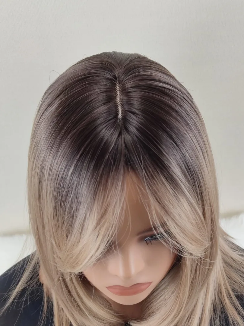 Peruka "Joanna" kolor ciepły blond ombre z odrostami, fryzura włosy półdługie proste grzywką, damska syntetyczna - termiczna - obrazek 6