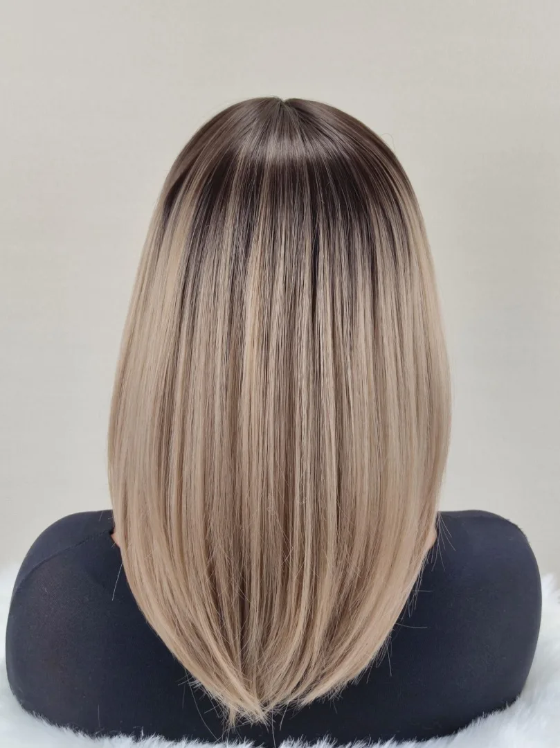 Peruka "Joanna" kolor ciepły blond ombre z odrostami, fryzura włosy półdługie proste grzywką, damska syntetyczna - termiczna - obrazek 5