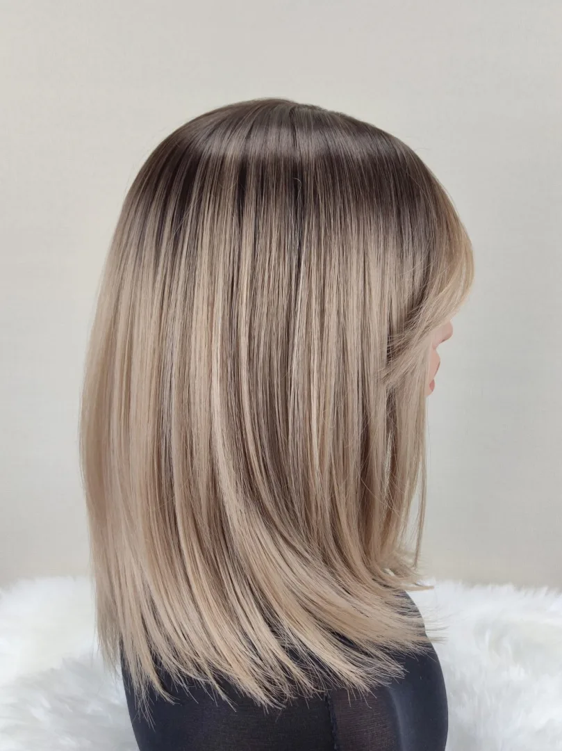 Peruka "Joanna" kolor ciepły blond ombre z odrostami, fryzura włosy półdługie proste grzywką, damska syntetyczna - termiczna - obrazek 2