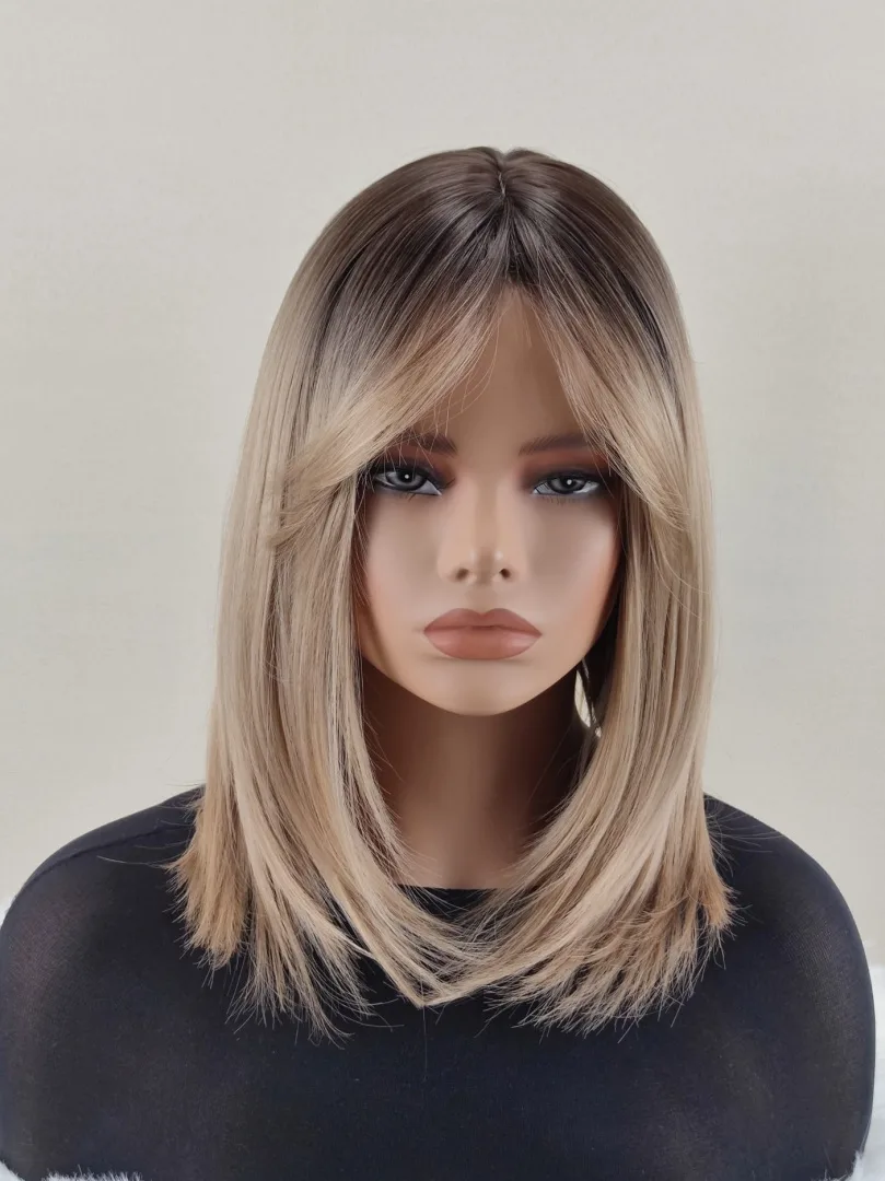 Peruka "Joanna" kolor ciepły blond ombre z odrostami, fryzura włosy półdługie proste grzywką, damska syntetyczna - termiczna - obrazek 3