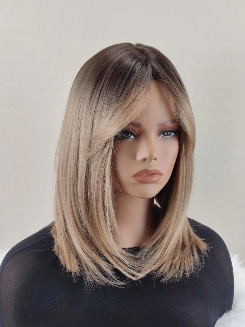 Peruka "Joanna" kolor ciepły blond ombre z odrostami, fryzura włosy półdługie proste grzywką, damska syntetyczna - termiczna