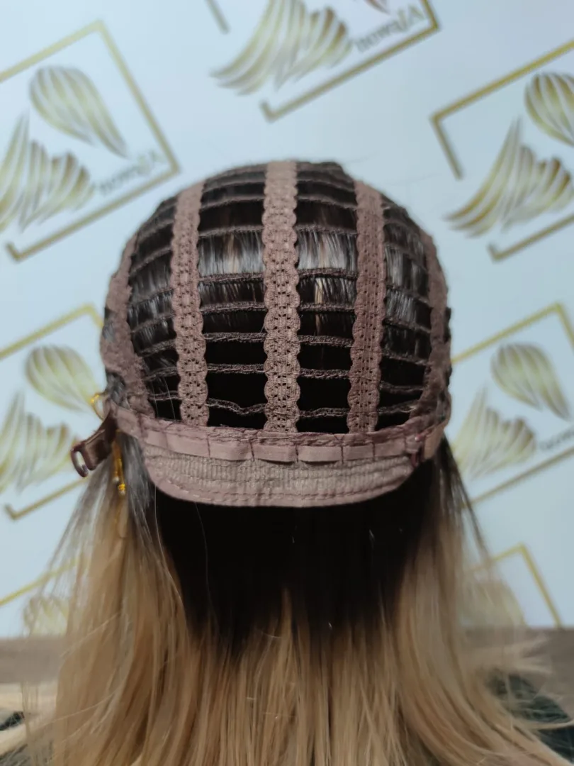 Peruka "Joanna" kolor ciepły blond ombre z odrostami, fryzura włosy półdługie proste grzywką, damska syntetyczna - termiczna - obrazek 9