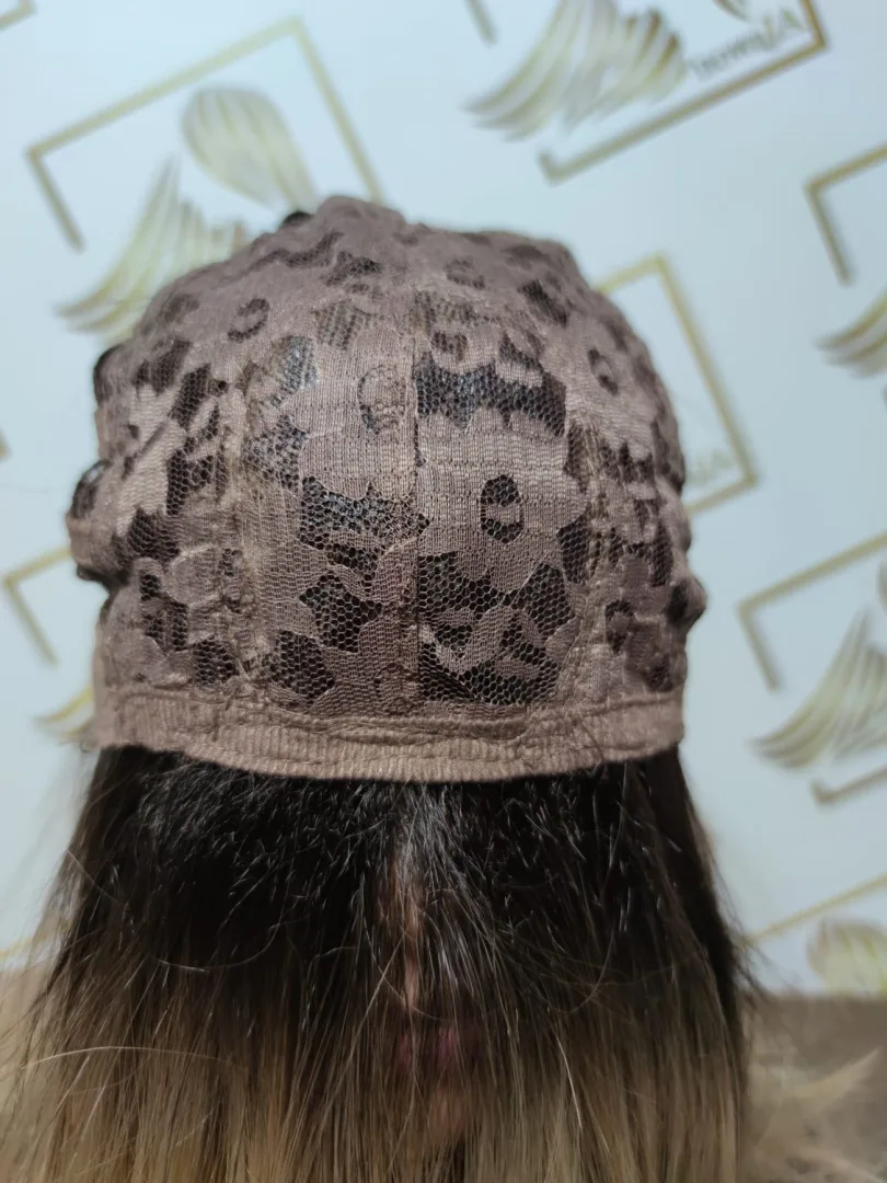 Peruka "Joanna" kolor ciepły blond ombre z odrostami, fryzura włosy półdługie proste grzywką, damska syntetyczna - termiczna - obrazek 7