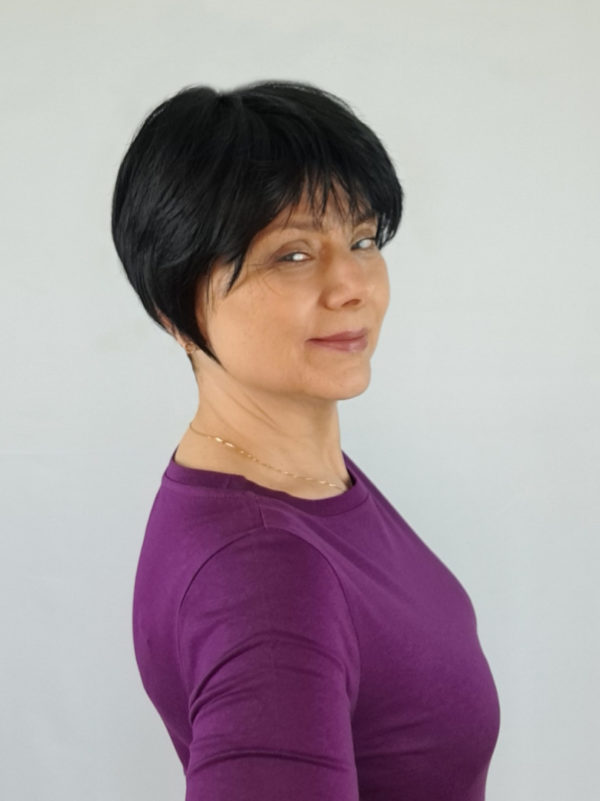 Peruka "Klara" czarna , włosy krótkie, cieniowane z grzywką, tapirowane, zakrywające uszy, damska syntetyczna -termiczna. - obrazek 5