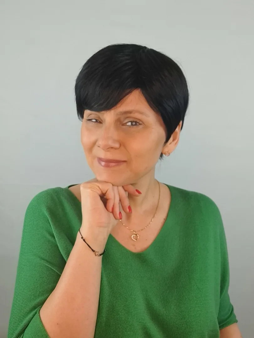 Peruka ”Emili” kolor czarny, fryzura włosy krótkie cieniowane z grzywką, damska syntetyczna - termiczna