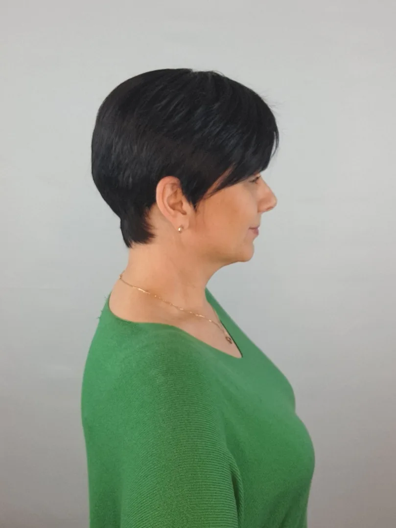 Peruka ”Emili” kolor czarny, fryzura włosy krótkie cieniowane z grzywką, damska syntetyczna - termiczna - obrazek 3