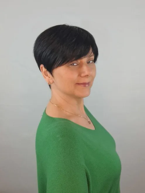 Peruka ”Emili” kolor czarny, fryzura włosy krótkie cieniowane z grzywką, damska syntetyczna - termiczna - obrazek 2