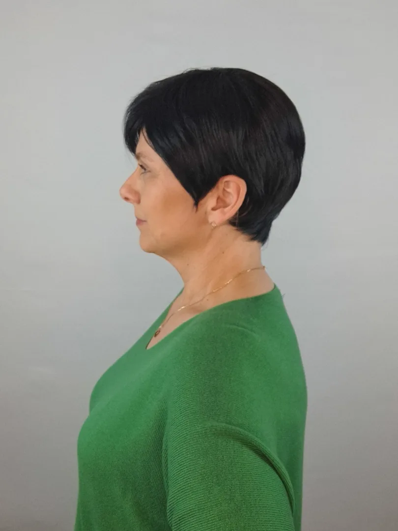 Peruka ”Emili” kolor czarny, fryzura włosy krótkie cieniowane z grzywką, damska syntetyczna - termiczna - obrazek 5