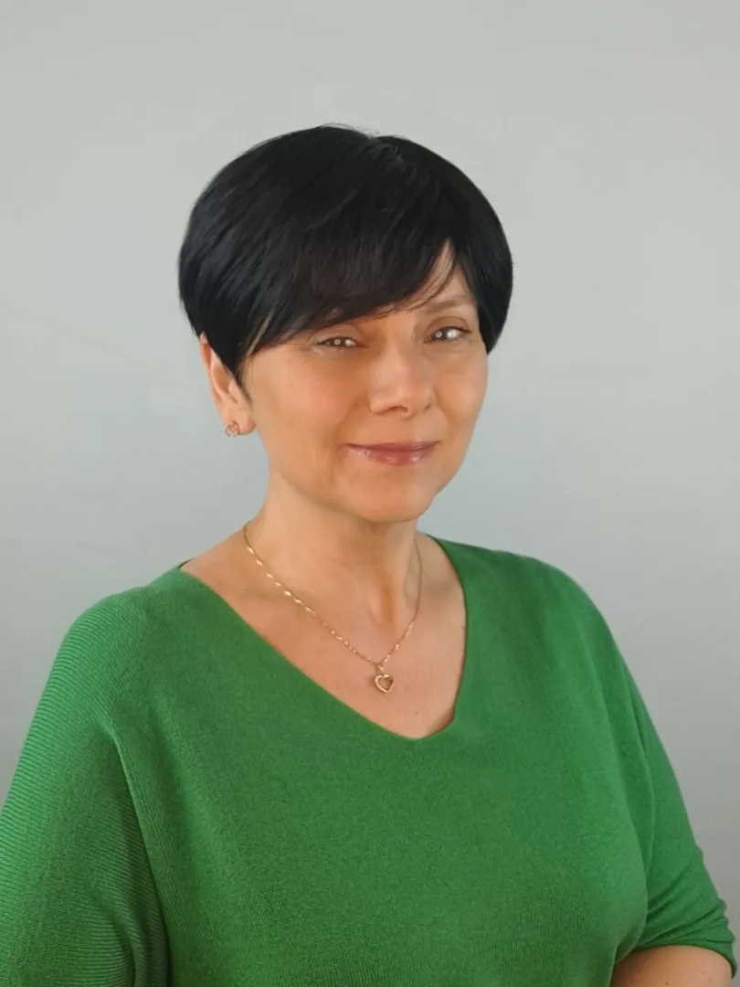 Peruka ”Emili” kolor czarny, fryzura włosy krótkie cieniowane z grzywką, damska syntetyczna - termiczna - obrazek 4