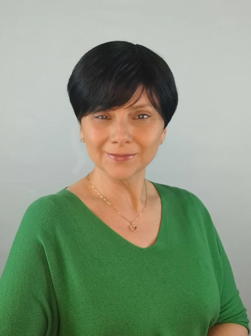 Peruka ”Emili” kolor czarny, fryzura włosy krótkie cieniowane z grzywką, damska syntetyczna - termiczna - obrazek 6