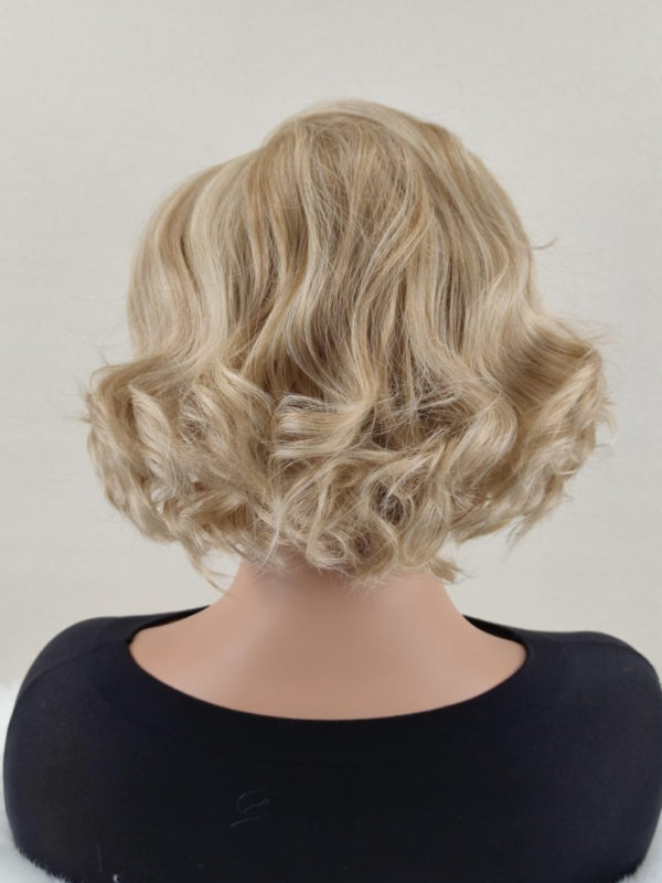 Peruka ”Leonia” Lace Front, kolor blond z pasemkami (P14/22), fryzura włosy krótkie, falowane, damska syntetyczna - termiczna - obrazek 5