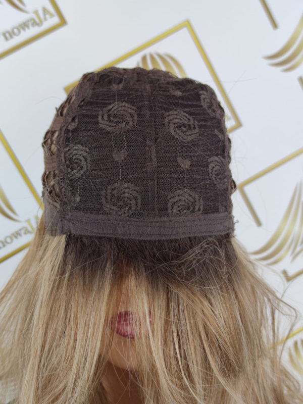 Peruka ”Ida” kolor ciepły blond ombre, fryzura włosy półdługie z efektem tapiru, damska syntetyczna - termiczna - obrazek 9