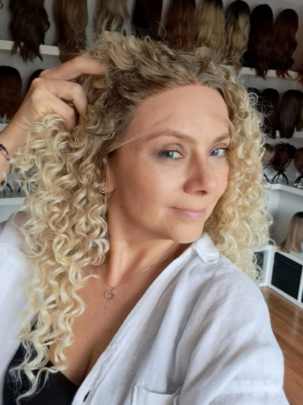 Peruka Lace Front "Carli" fryzura afroloki blond, włosy długie, ręcznie tkana linia czoła i przedziałka, syntetyczna-termiczna - obrazek 3