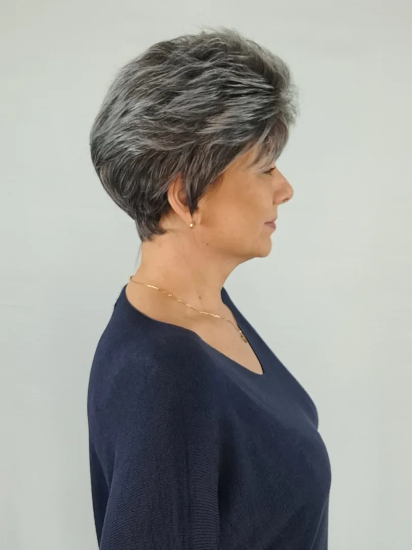 Peruka "Mira" kolor szary-siwy, włosy krótkie z efektem tapiru, syntetyczne-wysokotemp. - obrazek 3