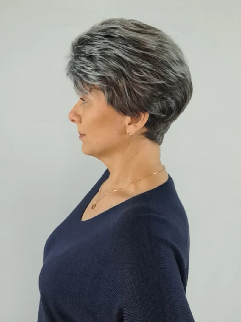 Peruka "Mira" kolor szary-siwy, włosy krótkie z efektem tapiru, syntetyczne-wysokotemp. - obrazek 4