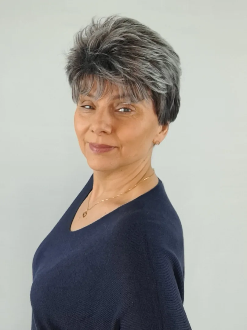 Peruka "Mira" kolor szary-siwy, włosy krótkie z efektem tapiru, syntetyczne-wysokotemp. - obrazek 5