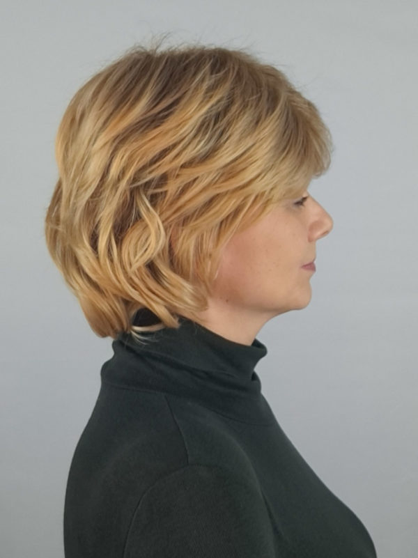 Peruka "Dorota" kolor miodowy blond z ciemniejszym odrostem, włosy podkręcone z efektem tapiru, syntetyczne-wysokotemp. - obrazek 6