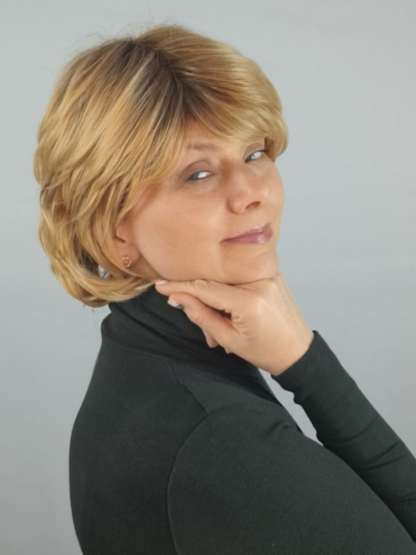 Peruka "Dorota" kolor miodowy blond z ciemniejszym odrostem, włosy podkręcone z efektem tapiru, syntetyczne-wysokotemp. - obrazek 5