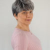 Peruka "Zofia" kolor szary-siwy, włosy krótkie z efektem tapiru, syntetyczna-wysokotemp. - obrazek 4