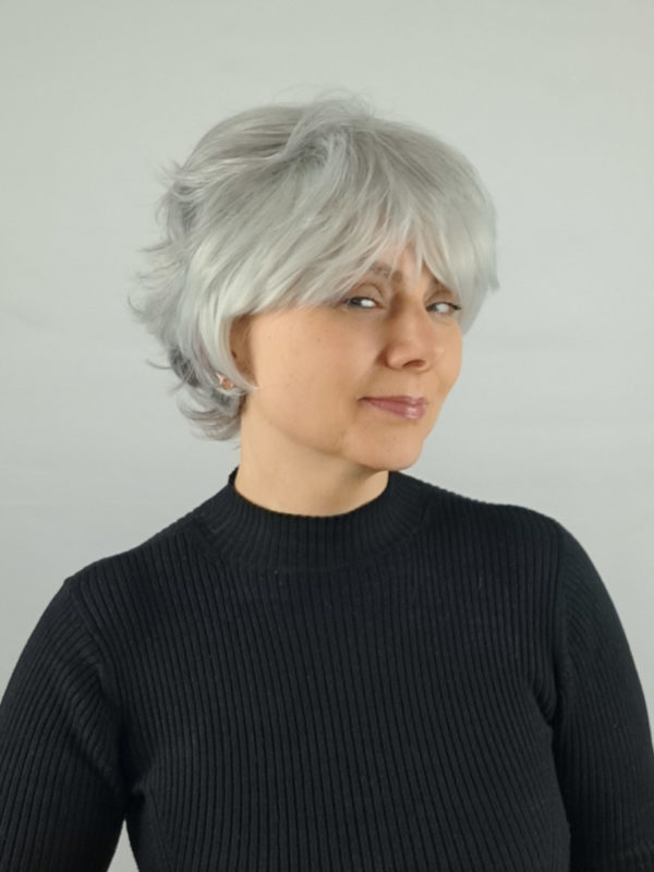 Peruka "Dalia'' fryzura krótka,włosy szare , podkrecone z efektem tapiru, syntetyczne-wysokotemp. - obrazek 2
