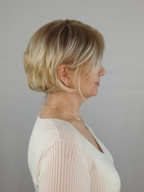 Peruka "Sylwia" kolor blond ombre, włosy syntetyczno-wysokotemp., fryzura Bob asymetryczny, efekt tapiru - obrazek 7