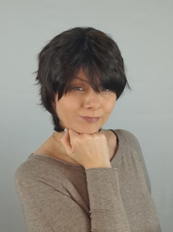 Peruka "Gaja" ciemny brąz, włosy krótkie stopniowo cieniowane z efektem tapiru z grzywką, damska syntetyczna-wysokotemp. - obrazek 4