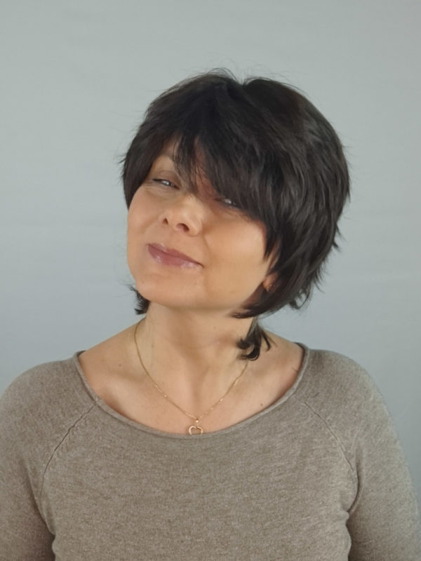 Peruka "Gaja" ciemny brąz, włosy krótkie stopniowo cieniowane z efektem tapiru z grzywką, damska syntetyczna-wysokotemp. - obrazek 5