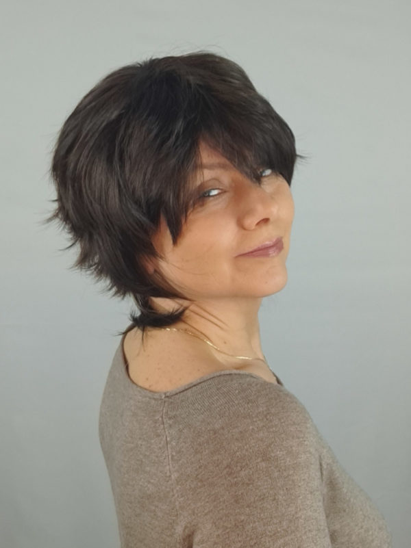 Peruka "Gaja" ciemny brąz, włosy krótkie stopniowo cieniowane z efektem tapiru z grzywką, damska syntetyczna-wysokotemp. - obrazek 6
