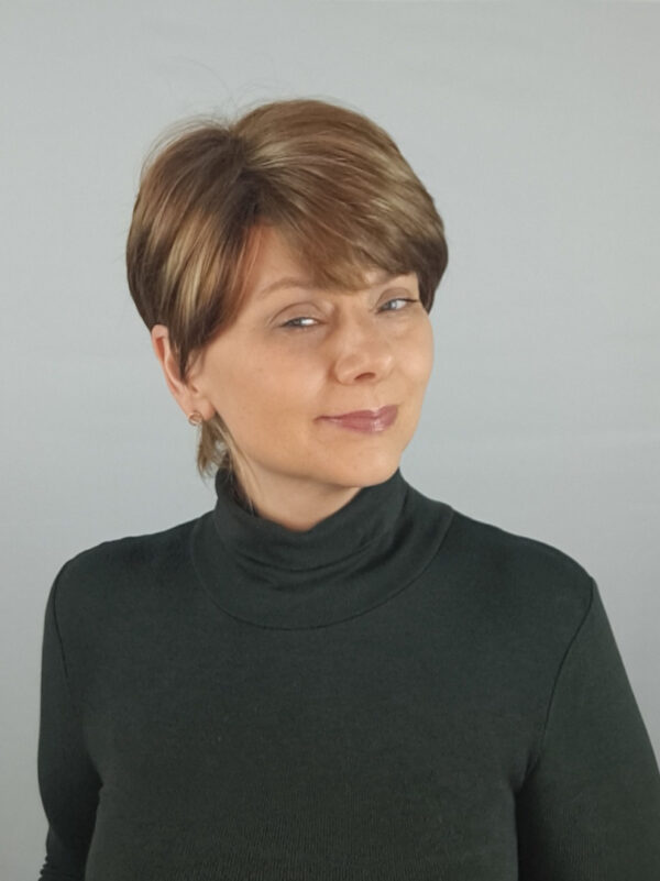 Peruka "Nina" złoty jasny brąz, włosy krótkie z grzywką cieniowane z efektem tapiru, damska syntetyczna -wysokotemp. - obrazek 2