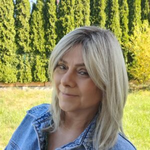 Peruka "Ida" kolor jasny chłodny blond ombre, fryzura włosy półdługie z efektem tapiru z grzywką, damska syntetyczna - termiczna