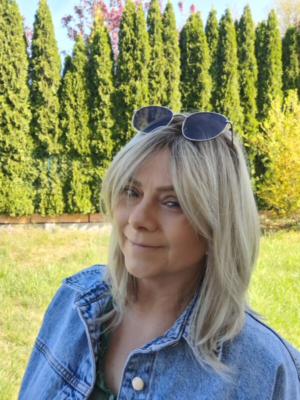 Peruka "Ida" kolor jasny chłodny blond ombre, fryzura włosy półdługie z efektem tapiru z grzywką, damska syntetyczna - termiczna - obrazek 7
