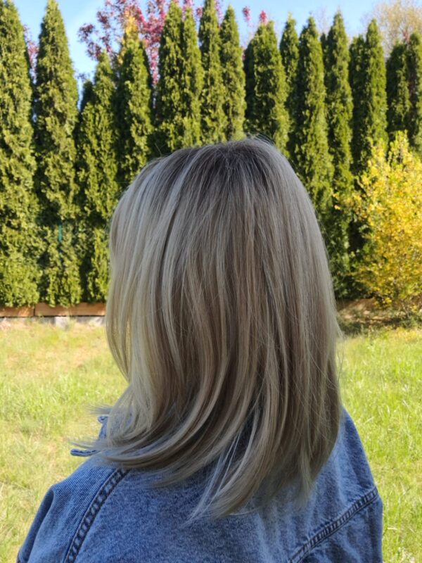 Peruka "Ida" kolor jasny chłodny blond ombre, fryzura włosy półdługie z efektem tapiru z grzywką, damska syntetyczna - termiczna - obrazek 8