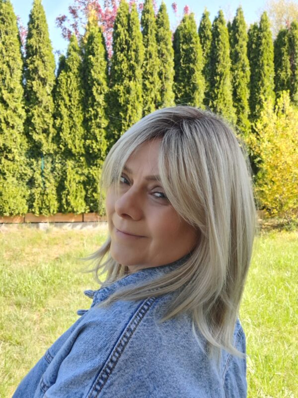 Peruka "Ida" kolor jasny chłodny blond ombre, fryzura włosy półdługie z efektem tapiru z grzywką, damska syntetyczna - termiczna - obrazek 6