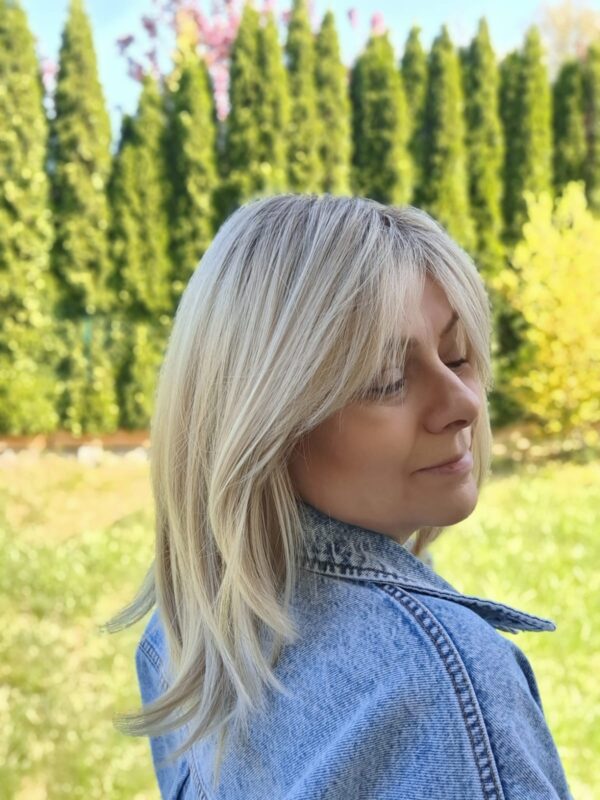 Peruka "Ida" kolor jasny chłodny blond ombre, fryzura włosy półdługie z efektem tapiru z grzywką, damska syntetyczna - termiczna - obrazek 5