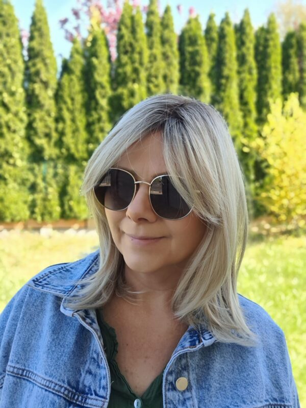 Peruka "Ida" kolor jasny chłodny blond ombre, fryzura włosy półdługie z efektem tapiru z grzywką, damska syntetyczna - termiczna - obrazek 4