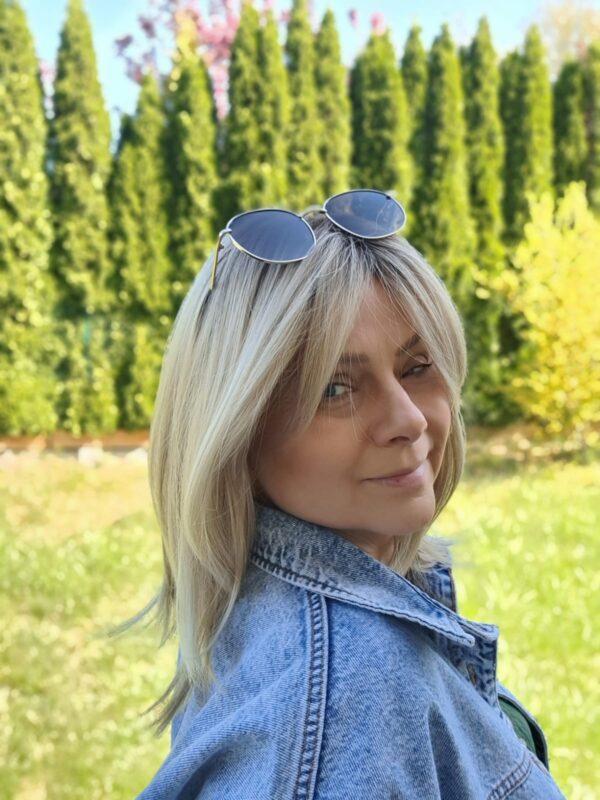 Peruka "Ida" kolor jasny chłodny blond ombre, fryzura włosy półdługie z efektem tapiru z grzywką, damska syntetyczna - termiczna - obrazek 3