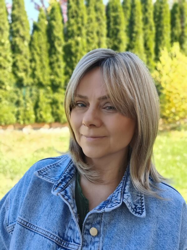 Peruka ”Ida” kolor ciepły blond ombre, fryzura włosy półdługie z efektem tapiru, damska syntetyczna - termiczna - obrazek 2