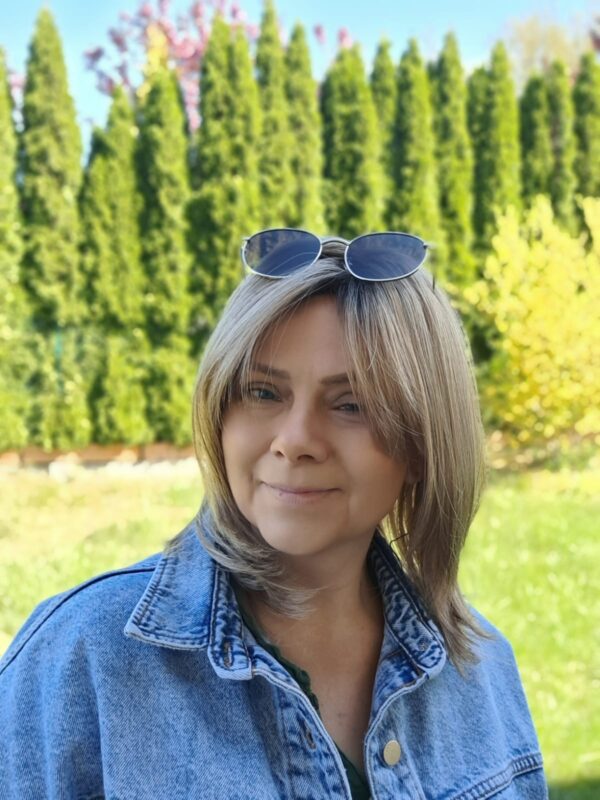 Peruka ”Ida” kolor ciepły blond ombre, fryzura włosy półdługie z efektem tapiru, damska syntetyczna - termiczna - obrazek 3