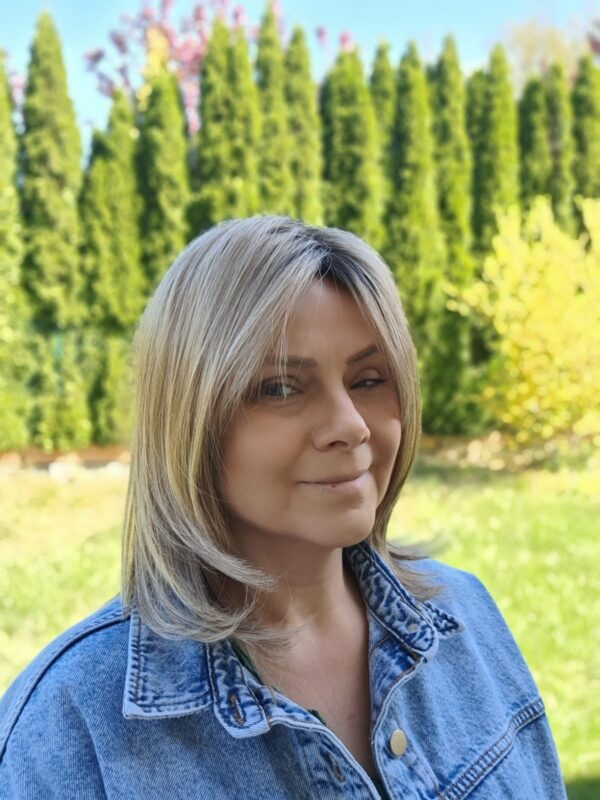 Peruka ”Ida” kolor ciepły blond ombre, fryzura włosy półdługie z efektem tapiru, damska syntetyczna - termiczna