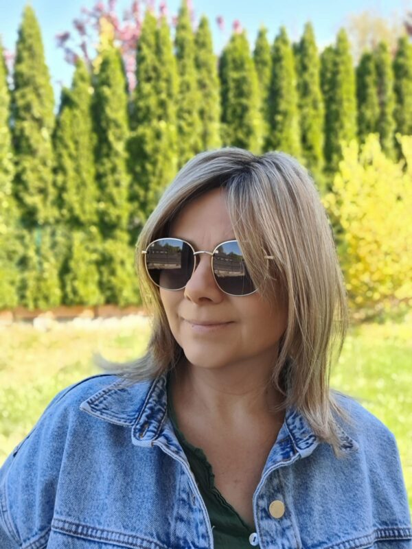 Peruka ”Ida” kolor ciepły blond ombre, fryzura włosy półdługie z efektem tapiru, damska syntetyczna - termiczna - obrazek 4