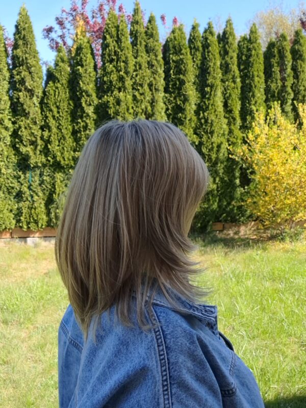 Peruka ”Ida” kolor ciepły blond ombre, fryzura włosy półdługie z efektem tapiru, damska syntetyczna - termiczna - obrazek 6