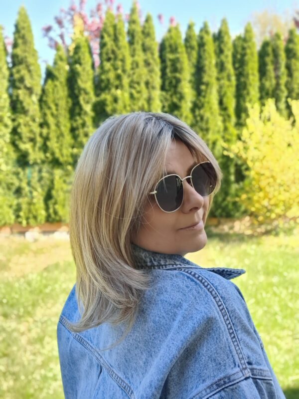 Peruka ”Ida” kolor ciepły blond ombre, fryzura włosy półdługie z efektem tapiru, damska syntetyczna - termiczna - obrazek 5