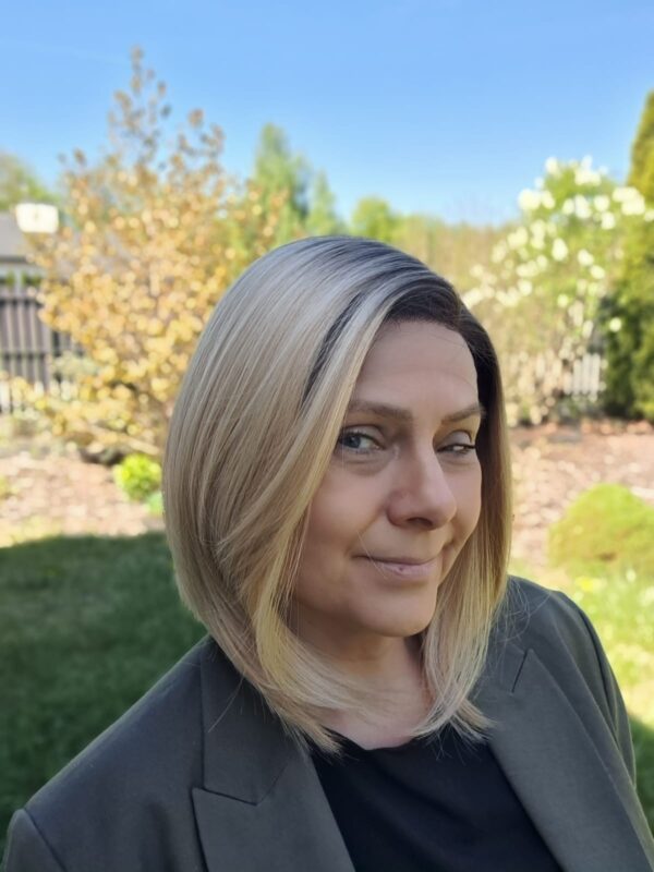 Peruka "Mia" Lace Front, kolor blond ombre, fryzura Long Bob z grzywką na prawą stronę, damska syntetyczna - termiczna - obrazek 2