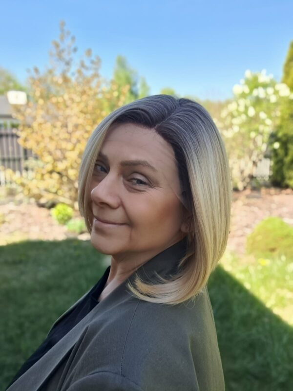 Peruka "Mia" Lace Front, kolor blond ombre, fryzura Long Bob z grzywką na prawą stronę, damska syntetyczna - termiczna - obrazek 5