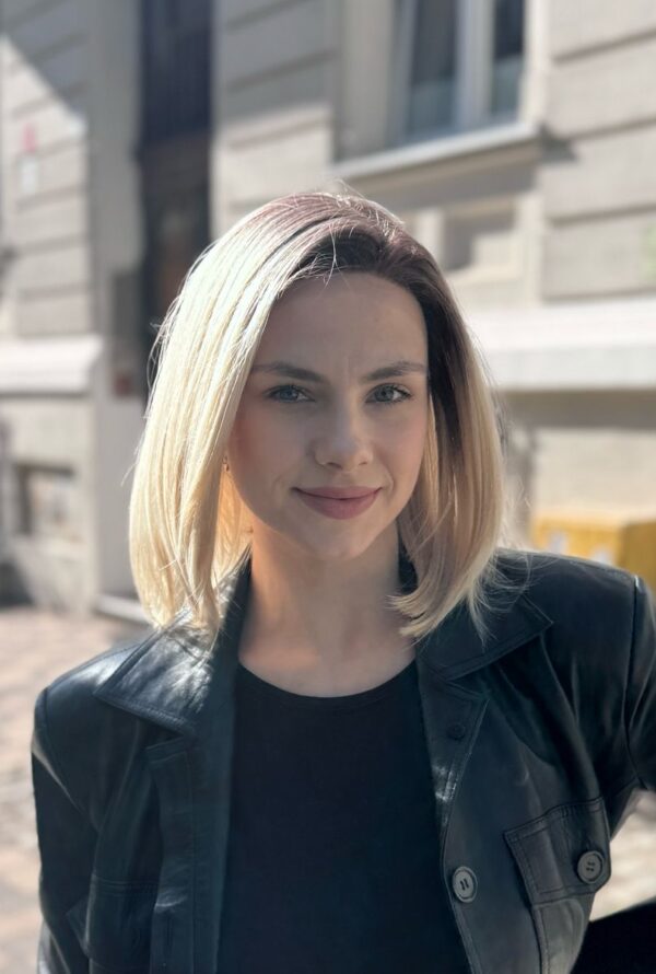 Peruka ”Mia” Lace Front, kolor blond ombre z refleksami, fryzura Long Bob z grzywką na prawą stronę, damska syntetyczna - termi - obrazek 4