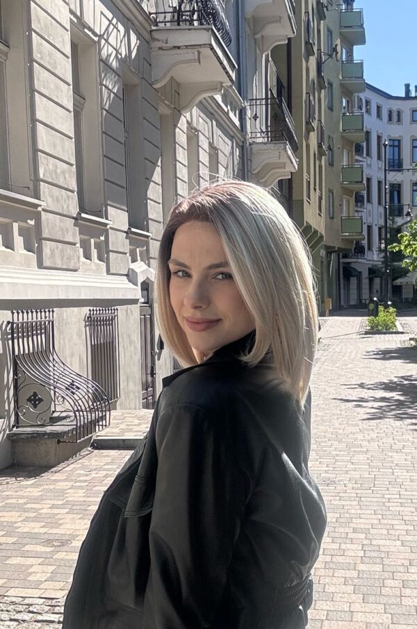 Peruka ”Mia” Lace Front, kolor blond ombre z refleksami, fryzura Long Bob z grzywką na prawą stronę, damska syntetyczna - termi - obrazek 5