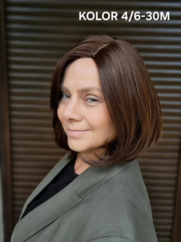 Peruka ”Pamela” dostępna w wielu kolorach, fryzura Bob włosy półdługie z grzywką, damska syntetyczna - termiczna - obrazek 9